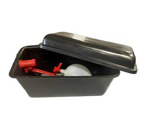 Bac à eau équipé d'un flotteur réglable.
Livré avec couvercle
Raccordé sur l'alimentation, il permet de réduire la pression d'eau et d'alimenter les abreuvoirs automatiques