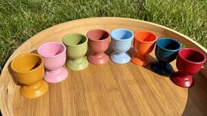 1 Lot de 10 coquetiers réutilisables multicolores

Couleur : 
• Argile  
• Bleu ciel
• Bleu 
• Jaune moutarde 
• Orange 
• Rouge bordeaux
• Vert 
• Rose 

Dimensions : 60mm X 48mm de diamètre
Poids : 20g  
En Polypropylène, matière atoxique et adaptée au contact alimentaire

