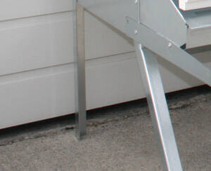 Jeu de 4 pieds pour pondoir FARMLINE 10 trous (acier galvanisè)
Permet de monter le pondoir en paroi 
Livré sans vis
Hauteur des pieds : 37 cm


