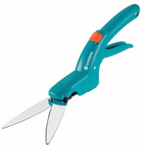 Cisailles à gazon GARDENA Classic

Outil idéal pour la coupe précise de courtes bordures de pelouse
Forme de poignée ergonomique pour une bonne prise en main, aussi bien pour un gaucher que pour un droitier

Lame ondulée pour une coupe exacte et une parfaite finition
Les lames en acier trempé et galvanisé leur confèrent une grande longévité. De plus, elles résistent à la rouille

La forme ergonomique de la poignée facilite la coupe. 
 Le support de lame spécial permet une coupe puissante et uniforme sur toute la longueur de la lame. 
Le verrou pratique, qui s'enclenche d'une seule main, permet de verrouiller rapidement et facilement les cisailles à gazon. 






